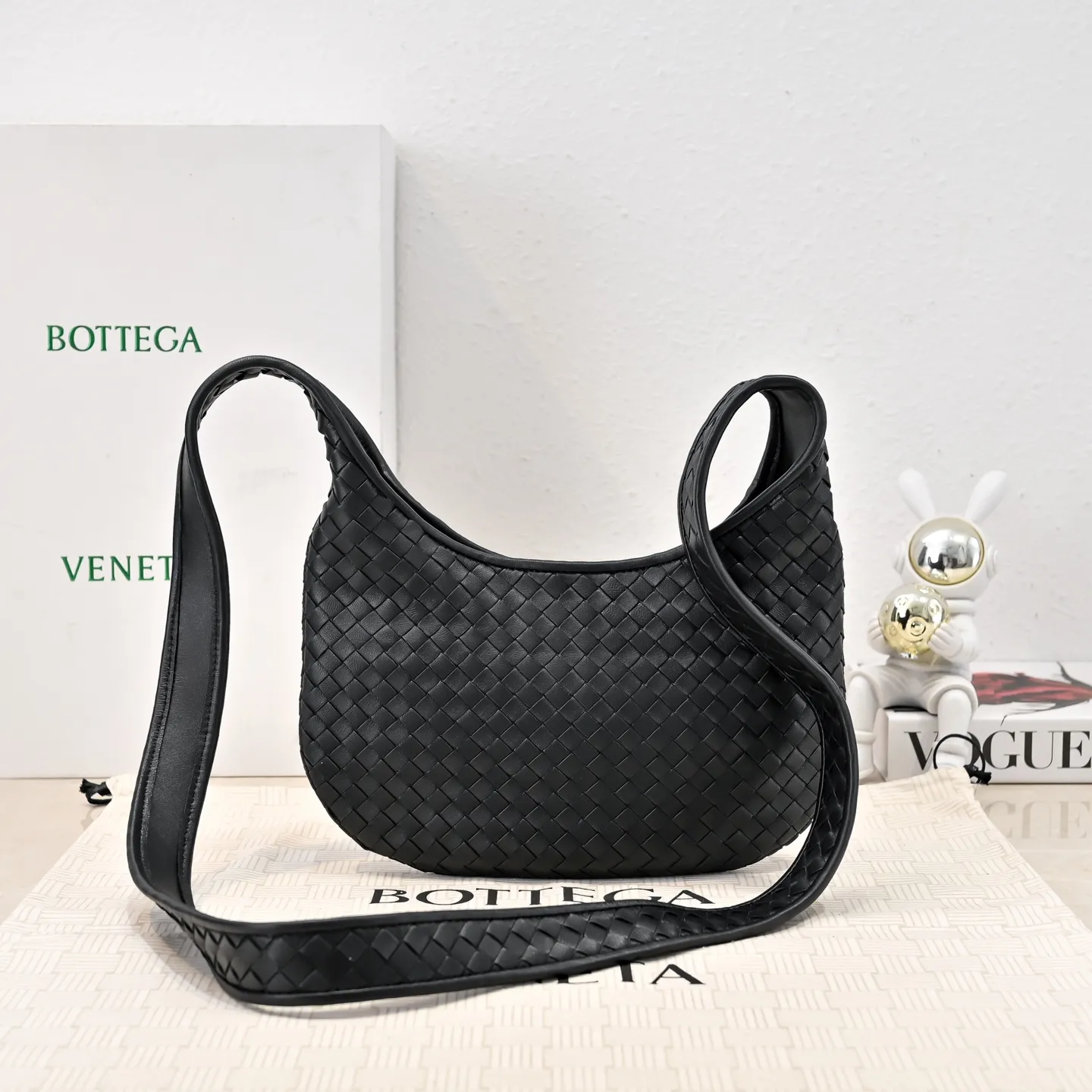Batch 1660 BV intricate woven leather crossbody bag. Practical design. Made of soft cowhide weaving technology. The upper body has a high-end feel [Victory] zipper opening and closing method, which makes it more secure. It is light and comfortable to use. The crossbody shape is large enough and has full fashion attributes. ‼ ️Regardless of men and women, it is super versatile for any crowd or scene. Size: 27*17*2.5cm Model: 6918